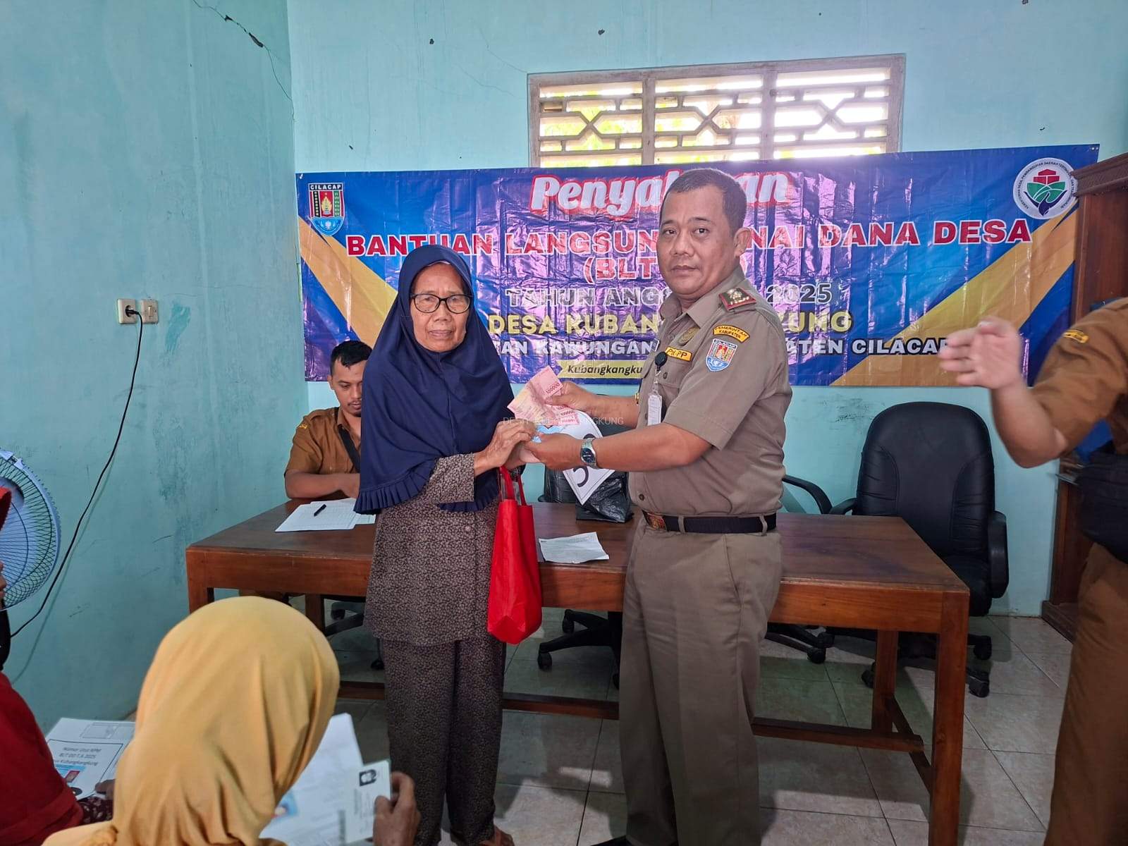 Penyaluran BLT DD Bulan ke - 11 dan 12